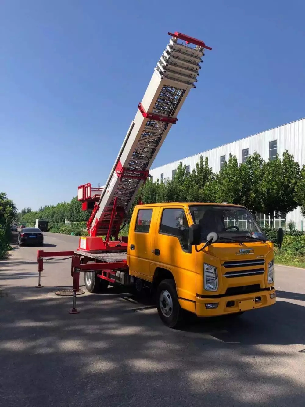 南昌青云谱附近的云梯车出租服务：轻松解决高空作业需求